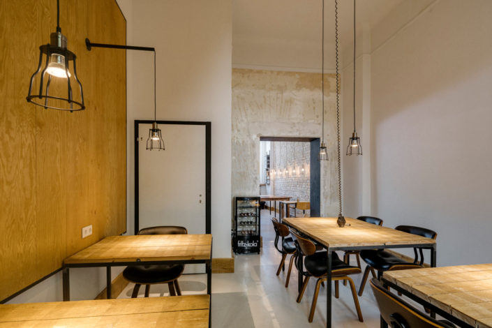Flexiblen Arbeitsplatz in Friedrichshain mieten Der Coworking Space ist an das Café KleinMein angeschlossen