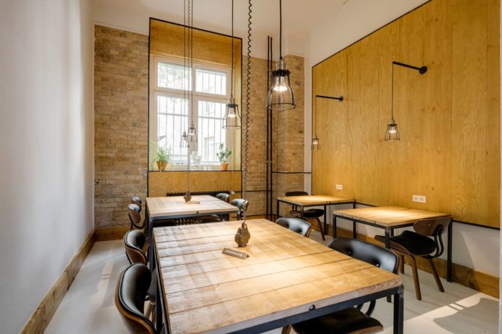 Bester Coworking Space in Friedrichshain 6 große Tische stehen zusammen mit 10 Stühlen im Coworking Space KleinMein zur Verfügugn