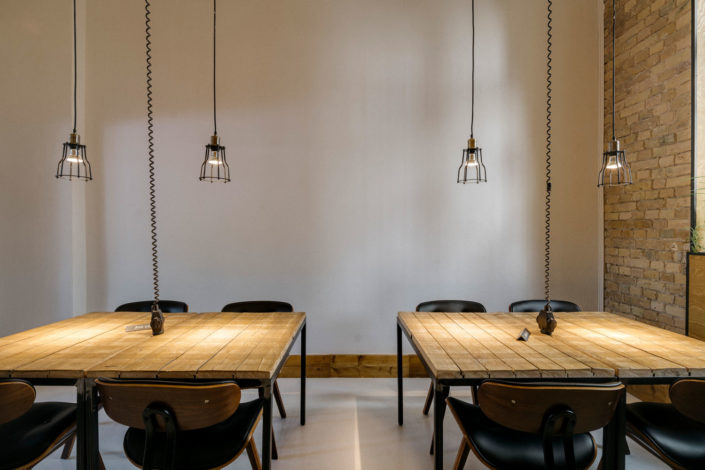 Stundentickets für Arbeitsplätze anstelle Mitgliedschaften Spotlampen beleuchten den Coworking Space optimal