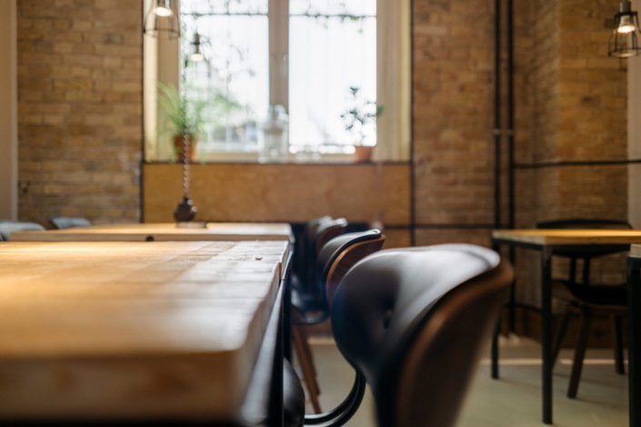 Bequeme Stühle im Coworking Space Bequeme Stühle stehen im Coworking Space an den großen Holztischen